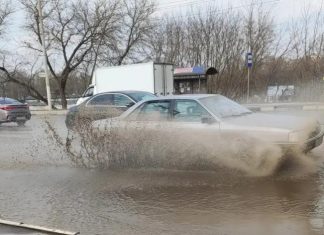 Чим небезпечна їзда по калюжах, окрім гідроудару
