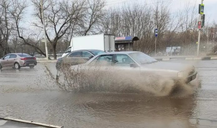 Чим небезпечна їзда по калюжах, окрім гідроудару