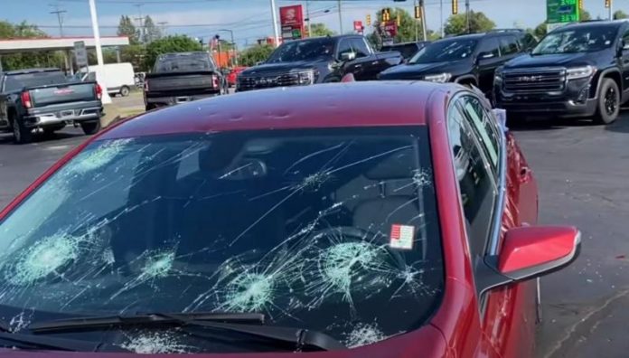 Експерт радить, як вберегти авто від граду