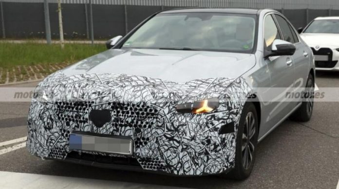 Новий Mercedes C-Class 2026 показали на фото