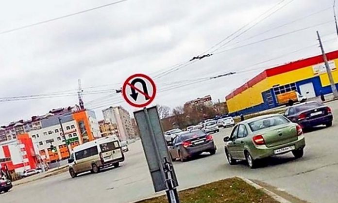 Поліція нагадала про головні помилки під час розвороту на перехресті