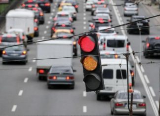В Україні посилюють покарання за проїзд на червоне та ігнорування пішоходів