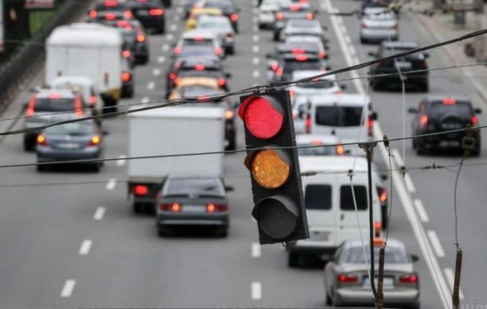 В Україні посилюють покарання за проїзд на червоне та ігнорування пішоходів