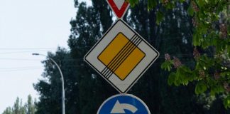 Названо типові помилки водіїв на кругових перехрестях і як їх уникнути