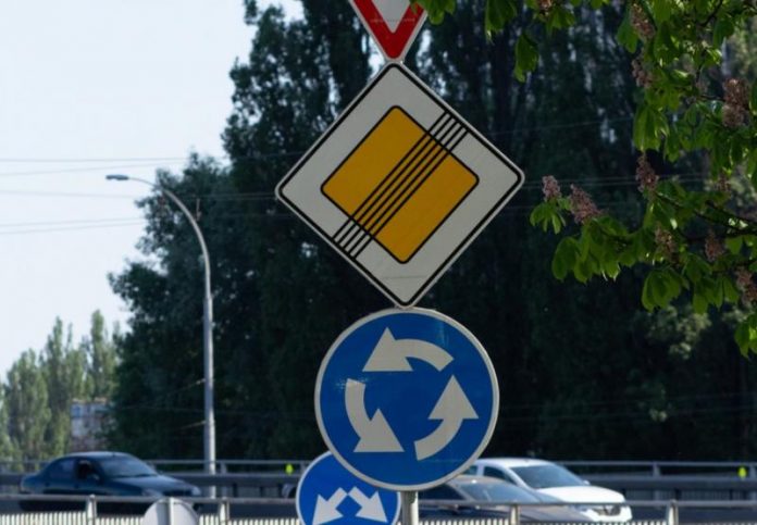 Названо типові помилки водіїв на кругових перехрестях і як їх уникнути
