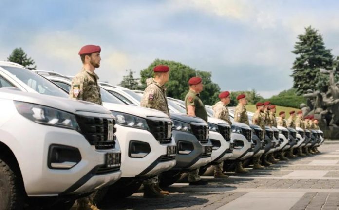 ЗСУ отримали нову партію пікапів для фронту