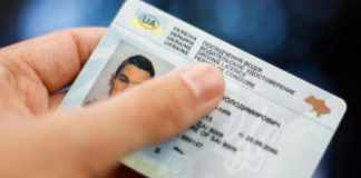 Чи зобов’язані водії передавати документи патрульним: що каже закон