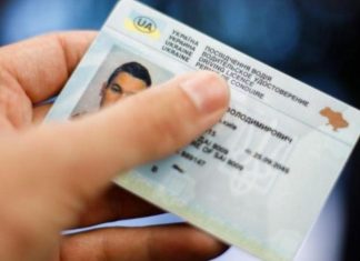 Чи зобов’язані водії передавати документи патрульним: що каже закон