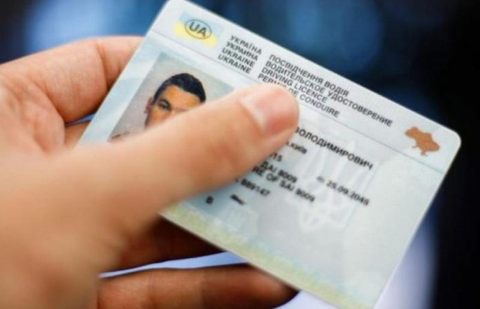 Чи зобов’язані водії передавати документи патрульним: що каже закон