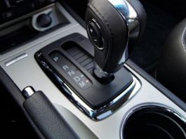 Автоексперт назвав основні симптоми проблем з коробкою передач