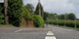 Патрульна поліція пояснює: як орієнтуватися, коли дорожня розмітка практично відсутня