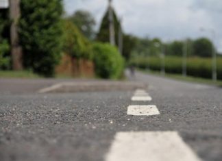 Патрульна поліція пояснює: як орієнтуватися, коли дорожня розмітка практично відсутня