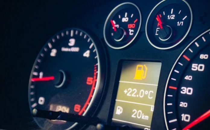 Що буде з авто, якщо регулярно ігнорувати індикатор пального