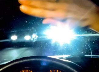 Автоінструктор розповів, що робити, коли зустрічна машина сліпить фарами
