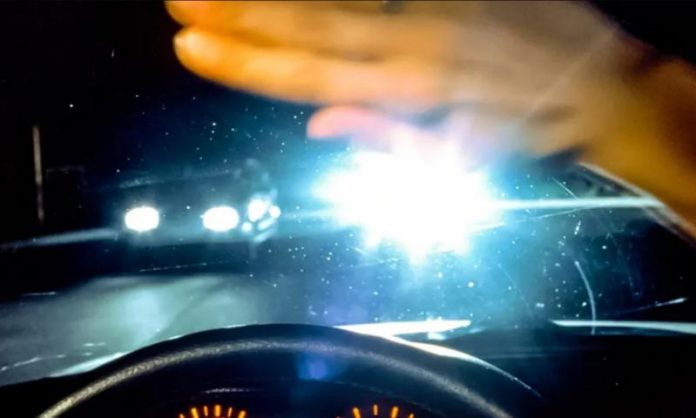 Автоінструктор розповів, що робити, коли зустрічна машина сліпить фарами