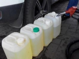 Чому на АЗС забороняють наливати пальне у пластикову каністру