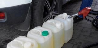 Чому на АЗС забороняють наливати пальне у пластикову каністру