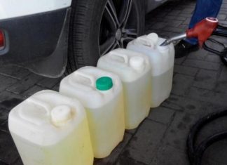 Чому на АЗС забороняють наливати пальне у пластикову каністру