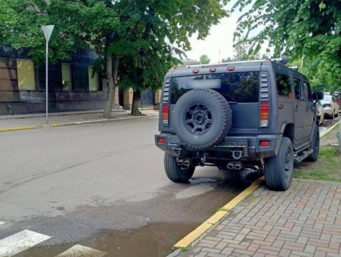 Поліція нагадала, де паркуватися заборонено: список головних порушень