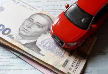 В Україні заборонено керувати транспортним засобом без посвідчення водія відповідної категорії та свідоцтва про реєстрацію авто. За порушення цієї вимоги передбачено штраф у розмірі 425 гривень. Проте багато водіїв часто забувають ще про один важливий документ - поліс обов'язкового страхування цивільно-правової відповідальності (ОСЦПВ). Його відсутність уже при першій перевірці може призвести до накладення штрафу. Закон передбачає два сценарії покарання. Якщо страховий поліс оформлений, але залишився вдома, водій отримає штраф у 425 гривень. У випадку ж, коли поліс не оформлено взагалі, доведеться сплатити вже 850 гривень. "Багато хто пам'ятає про водійські права та техпаспорт, але ігнорує необхідність мати страховий поліс", - застерігають юристи. З початку року в Україні діє оновлений закон про автострахування, який підвищив ліміти компенсацій. Унаслідок цього зросла і вартість страхових полісів, у деяких випадках - у два рази. Це змусило частину водіїв свідомо відмовитися від продовження поліса, незважаючи на ризики. Втім, експерти наполягають: економити на автоцивілці - небезпечно. У разі ДТП без чинного страхування витрати на ремонт та компенсацію постраждалим доведеться покривати з власної кишені.