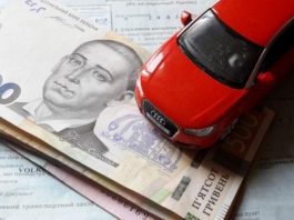 В Україні заборонено керувати транспортним засобом без посвідчення водія відповідної категорії та свідоцтва про реєстрацію авто. За порушення цієї вимоги передбачено штраф у розмірі 425 гривень. Проте багато водіїв часто забувають ще про один важливий документ - поліс обов'язкового страхування цивільно-правової відповідальності (ОСЦПВ). Його відсутність уже при першій перевірці може призвести до накладення штрафу. Закон передбачає два сценарії покарання. Якщо страховий поліс оформлений, але залишився вдома, водій отримає штраф у 425 гривень. У випадку ж, коли поліс не оформлено взагалі, доведеться сплатити вже 850 гривень. "Багато хто пам'ятає про водійські права та техпаспорт, але ігнорує необхідність мати страховий поліс", - застерігають юристи. З початку року в Україні діє оновлений закон про автострахування, який підвищив ліміти компенсацій. Унаслідок цього зросла і вартість страхових полісів, у деяких випадках - у два рази. Це змусило частину водіїв свідомо відмовитися від продовження поліса, незважаючи на ризики. Втім, експерти наполягають: економити на автоцивілці - небезпечно. У разі ДТП без чинного страхування витрати на ремонт та компенсацію постраждалим доведеться покривати з власної кишені.