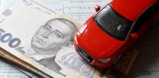 В Україні заборонено керувати транспортним засобом без посвідчення водія відповідної категорії та свідоцтва про реєстрацію авто. За порушення цієї вимоги передбачено штраф у розмірі 425 гривень. Проте багато водіїв часто забувають ще про один важливий документ - поліс обов'язкового страхування цивільно-правової відповідальності (ОСЦПВ). Його відсутність уже при першій перевірці може призвести до накладення штрафу. Закон передбачає два сценарії покарання. Якщо страховий поліс оформлений, але залишився вдома, водій отримає штраф у 425 гривень. У випадку ж, коли поліс не оформлено взагалі, доведеться сплатити вже 850 гривень. "Багато хто пам'ятає про водійські права та техпаспорт, але ігнорує необхідність мати страховий поліс", - застерігають юристи. З початку року в Україні діє оновлений закон про автострахування, який підвищив ліміти компенсацій. Унаслідок цього зросла і вартість страхових полісів, у деяких випадках - у два рази. Це змусило частину водіїв свідомо відмовитися від продовження поліса, незважаючи на ризики. Втім, експерти наполягають: економити на автоцивілці - небезпечно. У разі ДТП без чинного страхування витрати на ремонт та компенсацію постраждалим доведеться покривати з власної кишені.