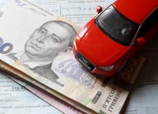 В Україні заборонено керувати транспортним засобом без посвідчення водія відповідної категорії та свідоцтва про реєстрацію авто. За порушення цієї вимоги передбачено штраф у розмірі 425 гривень. Проте багато водіїв часто забувають ще про один важливий документ - поліс обов'язкового страхування цивільно-правової відповідальності (ОСЦПВ). Його відсутність уже при першій перевірці може призвести до накладення штрафу. Закон передбачає два сценарії покарання. Якщо страховий поліс оформлений, але залишився вдома, водій отримає штраф у 425 гривень. У випадку ж, коли поліс не оформлено взагалі, доведеться сплатити вже 850 гривень. "Багато хто пам'ятає про водійські права та техпаспорт, але ігнорує необхідність мати страховий поліс", - застерігають юристи. З початку року в Україні діє оновлений закон про автострахування, який підвищив ліміти компенсацій. Унаслідок цього зросла і вартість страхових полісів, у деяких випадках - у два рази. Це змусило частину водіїв свідомо відмовитися від продовження поліса, незважаючи на ризики. Втім, експерти наполягають: економити на автоцивілці - небезпечно. У разі ДТП без чинного страхування витрати на ремонт та компенсацію постраждалим доведеться покривати з власної кишені.