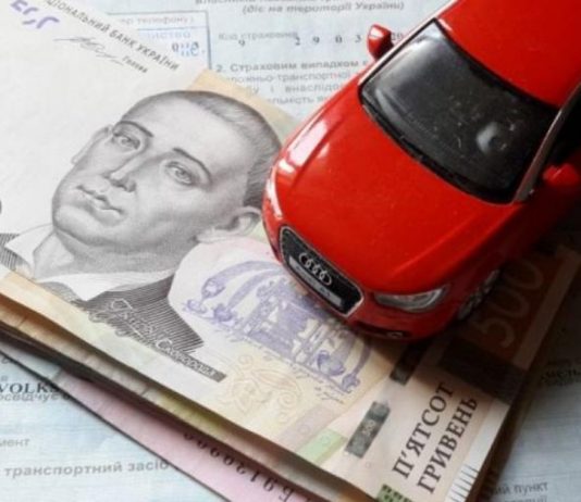 В Україні заборонено керувати транспортним засобом без посвідчення водія відповідної категорії та свідоцтва про реєстрацію авто. За порушення цієї вимоги передбачено штраф у розмірі 425 гривень. Проте багато водіїв часто забувають ще про один важливий документ - поліс обов'язкового страхування цивільно-правової відповідальності (ОСЦПВ). Його відсутність уже при першій перевірці може призвести до накладення штрафу. Закон передбачає два сценарії покарання. Якщо страховий поліс оформлений, але залишився вдома, водій отримає штраф у 425 гривень. У випадку ж, коли поліс не оформлено взагалі, доведеться сплатити вже 850 гривень. "Багато хто пам'ятає про водійські права та техпаспорт, але ігнорує необхідність мати страховий поліс", - застерігають юристи. З початку року в Україні діє оновлений закон про автострахування, який підвищив ліміти компенсацій. Унаслідок цього зросла і вартість страхових полісів, у деяких випадках - у два рази. Це змусило частину водіїв свідомо відмовитися від продовження поліса, незважаючи на ризики. Втім, експерти наполягають: економити на автоцивілці - небезпечно. У разі ДТП без чинного страхування витрати на ремонт та компенсацію постраждалим доведеться покривати з власної кишені.
