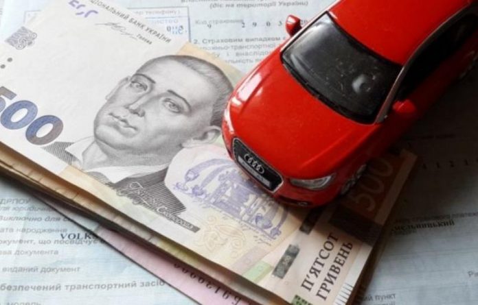 В Україні заборонено керувати транспортним засобом без посвідчення водія відповідної категорії та свідоцтва про реєстрацію авто. За порушення цієї вимоги передбачено штраф у розмірі 425 гривень. Проте багато водіїв часто забувають ще про один важливий документ - поліс обов'язкового страхування цивільно-правової відповідальності (ОСЦПВ). Його відсутність уже при першій перевірці може призвести до накладення штрафу. Закон передбачає два сценарії покарання. Якщо страховий поліс оформлений, але залишився вдома, водій отримає штраф у 425 гривень. У випадку ж, коли поліс не оформлено взагалі, доведеться сплатити вже 850 гривень. 