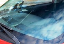 Водіям в Україні дозволили їздити з тріщинами на лобовому склі