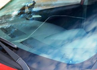 Водіям в Україні дозволили їздити з тріщинами на лобовому склі