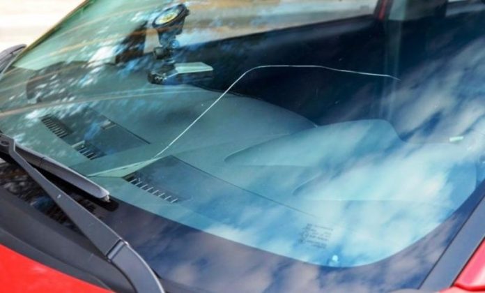 Водіям в Україні дозволили їздити з тріщинами на лобовому склі