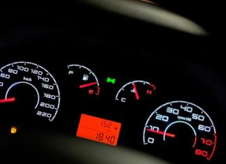 Що означають червоні та білі позначки на панелі приладів авто