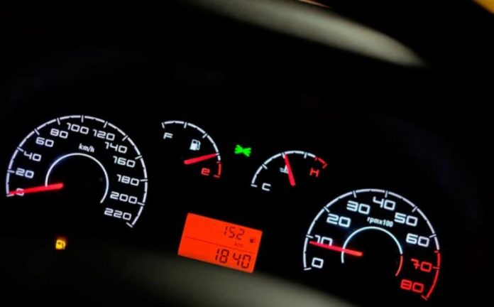Що означають червоні та білі позначки на панелі приладів авто