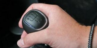 Експерти пояснили, чому гальмувати двигуном краще, ніж їздити на нейтральній передачі