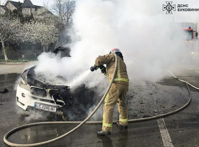 ДСНС розповіла, як діяти при загорянні авто та як запобігти пожежі