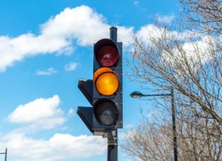 Коли проїзд на жовтий сигнал світлофора законний: головні нюанси