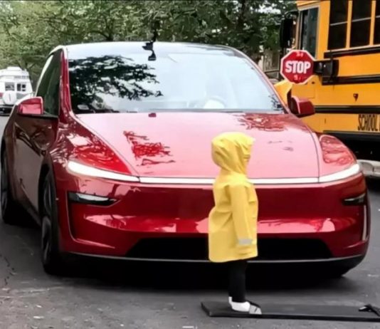 Автопілот Tesla провалив тест безпеки з дитячим манекеном