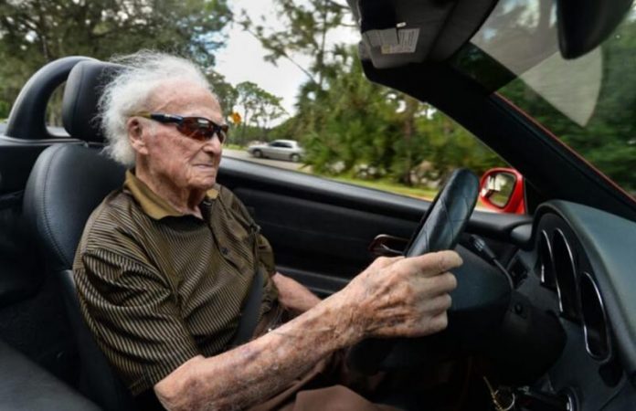 В Україна запроваджує контроль за водіями 65+років
