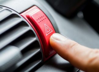 Водіям нагадали про правила використання аварійного сигналу