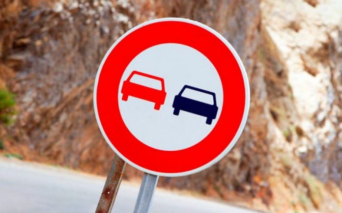 Поліція пояснила, коли можна перетнути суцільну лінію