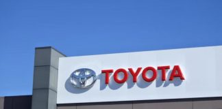 Toyota виступає проти переходу на електрокари