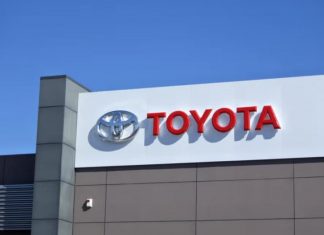 Toyota виступає проти переходу на електрокари