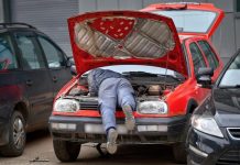 В Україні заборонили мити та ремонтувати авто у громадських місцях