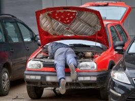 В Україні заборонили мити та ремонтувати авто у громадських місцях