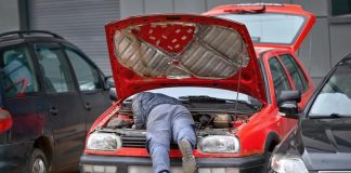 В Україні заборонили мити та ремонтувати авто у громадських місцях