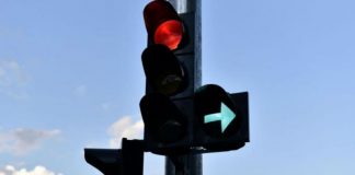 Як уникнути штрафу, якщо випадково став у крайньому правому ряду зі стрілкою праворуч
