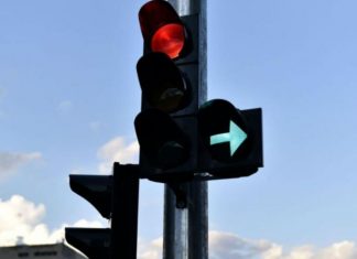 Як уникнути штрафу, якщо випадково став у крайньому правому ряду зі стрілкою праворуч