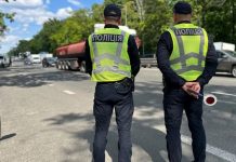 Поліцейські проводять рейди проти порушень серед неповнолітніх водіїв скутерів