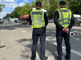 Поліцейські проводять рейди проти порушень серед неповнолітніх водіїв скутерів
